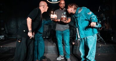 Şanışer ve Sokrat'tan Sahneye Çifte Doğum Günü!