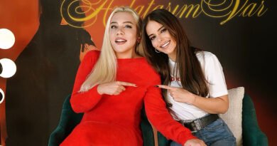 Simge Sağın… SAHNEDE SEZEN AKSU’NUN HANGİ UĞURUNU KULLANIYOR?