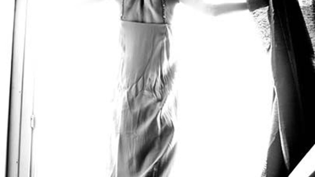 Yalnızlığın Adımları: Köprü mü, Duvar mı?  
Newton'un da dediği gibi; “Aşk köprü kurmaktır. İnsanlar köprü kuracakları yerde duvar ördükleri için yalnız kalırlar.” Peki, yalnızlık gerçekten duvarlar ördüğümüz için mi yanımıza geliyor, yoksa köprünün üstüne çıkıp ileriyi görebildiğimiz için mi?