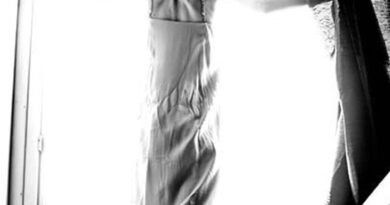 Yalnızlığın Adımları: Köprü mü, Duvar mı?  
Newton'un da dediği gibi; “Aşk köprü kurmaktır. İnsanlar köprü kuracakları yerde duvar ördükleri için yalnız kalırlar.” Peki, yalnızlık gerçekten duvarlar ördüğümüz için mi yanımıza geliyor, yoksa köprünün üstüne çıkıp ileriyi görebildiğimiz için mi?