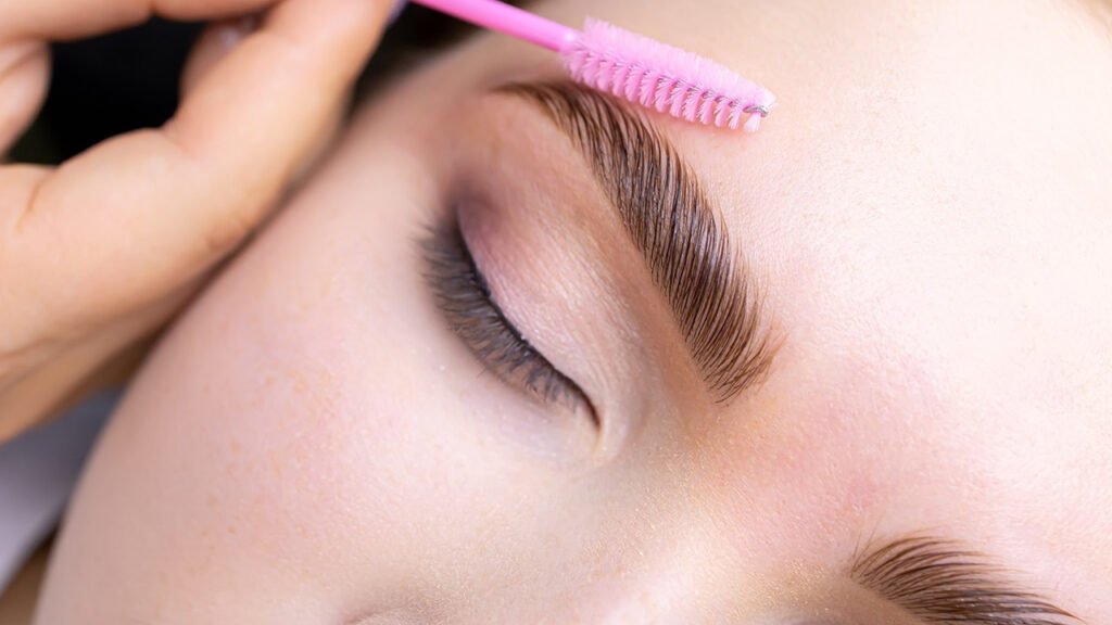 GALERİ
Kaş Laminasyonu Etkisi Yaratan 5 Jel
Son yılların gözde kaş trendi olan "laminasyon", kaşların yukarıda, hacimli ve gün boyu kusursuz şekilde sabitlenmiş görünmesini sağlıyor. Kalıcı sonuçlar almak için salon uygulamaları gerekmese de, doğru jel ve sabitleyicilerle makyaj çantanızda aynı dramatik etkiyi yakalamanız mümkün... 
4 Gün Önce
GALERİYE GİT