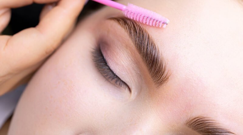 GALERİ
Kaş Laminasyonu Etkisi Yaratan 5 Jel
Son yılların gözde kaş trendi olan "laminasyon", kaşların yukarıda, hacimli ve gün boyu kusursuz şekilde sabitlenmiş görünmesini sağlıyor. Kalıcı sonuçlar almak için salon uygulamaları gerekmese de, doğru jel ve sabitleyicilerle makyaj çantanızda aynı dramatik etkiyi yakalamanız mümkün... 
4 Gün Önce
GALERİYE GİT