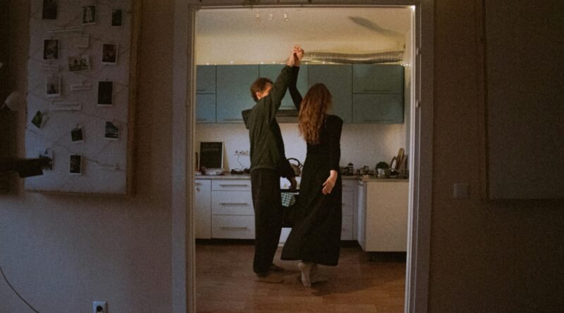 Güvenli Bağlanma: Sağlıklı İlişkilerin ve Psikolojik Dayanıklılığın Temel Taşı