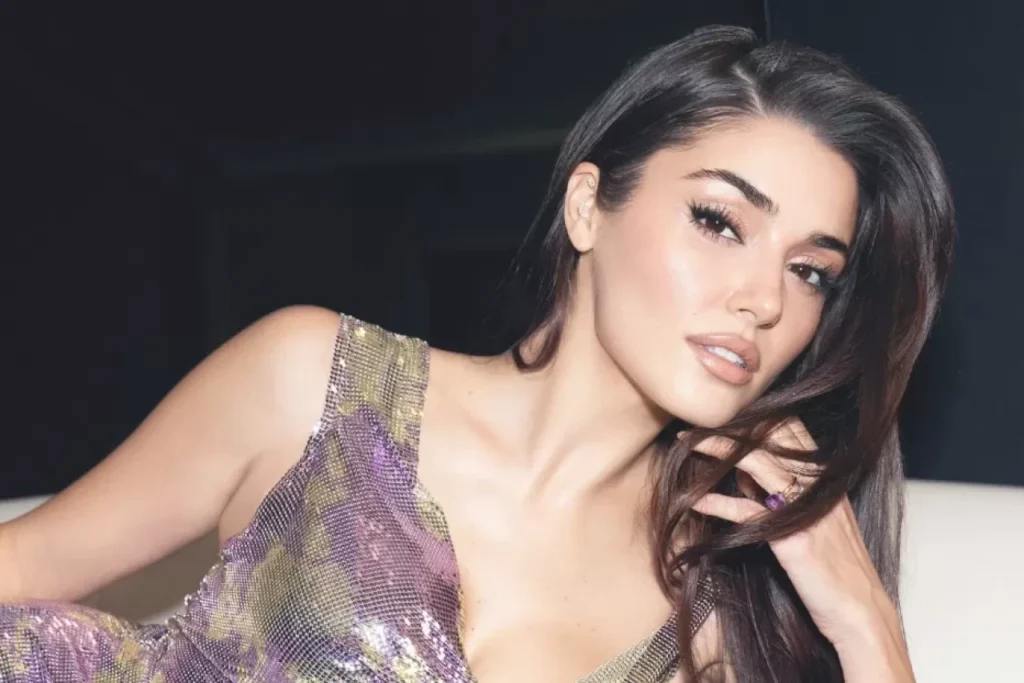 Hande Erçel'in Yeni Aşk İddiası: Hakan Sabancı'dan Ayrılan Oyuncu, Kendisiyle 13 Yaş Büyük Yapımcıyla Mı Birlikte?