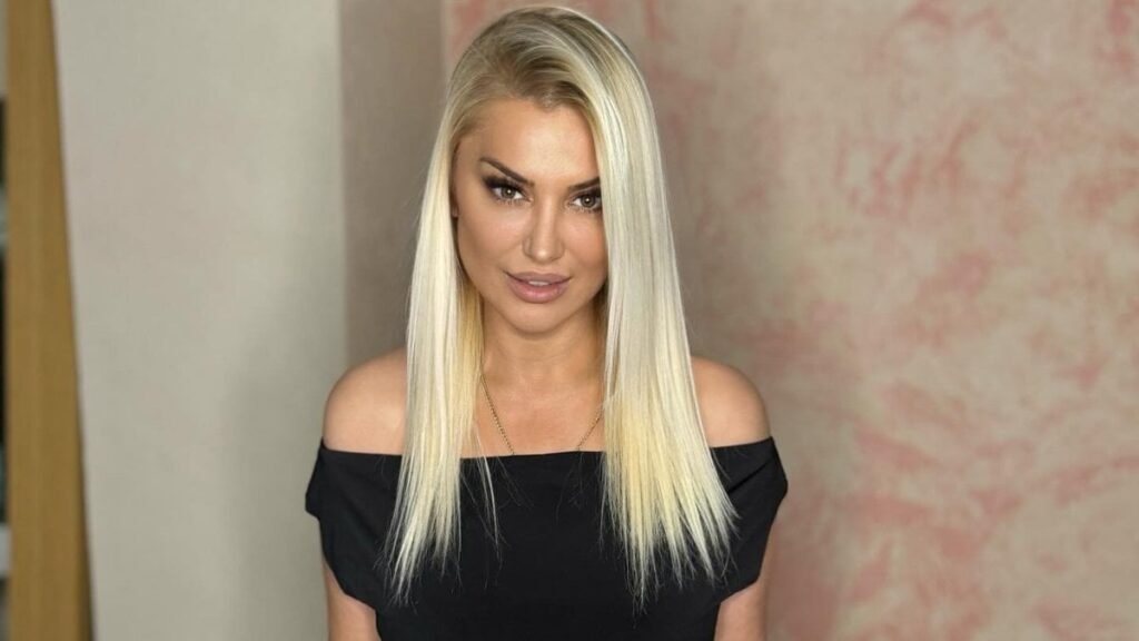 Şaşırtan Görüntüler: Gecelikle Balkon Yıkama Videosu Sosyal Medyada Gündem Oldu