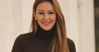 Olay Yaratan Tercih: Derin Göğüs Dekolteli Kıyafetiyle Tüm Bakışları Üzerine Çekti!