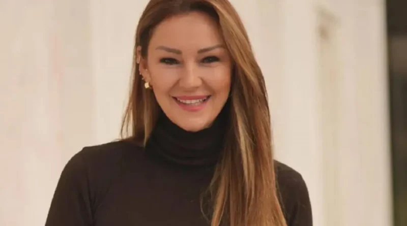 Olay Yaratan Tercih: Derin Göğüs Dekolteli Kıyafetiyle Tüm Bakışları Üzerine Çekti!