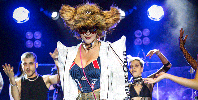 Hande Yener'in Sahnesinde Sürpriz Konuk!