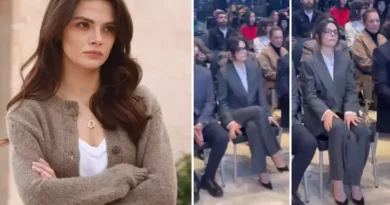 Bakan Ersoy'un Katıldığı Toplantıda Sinem Ünsal'dan Dikkat Çeken Hareket