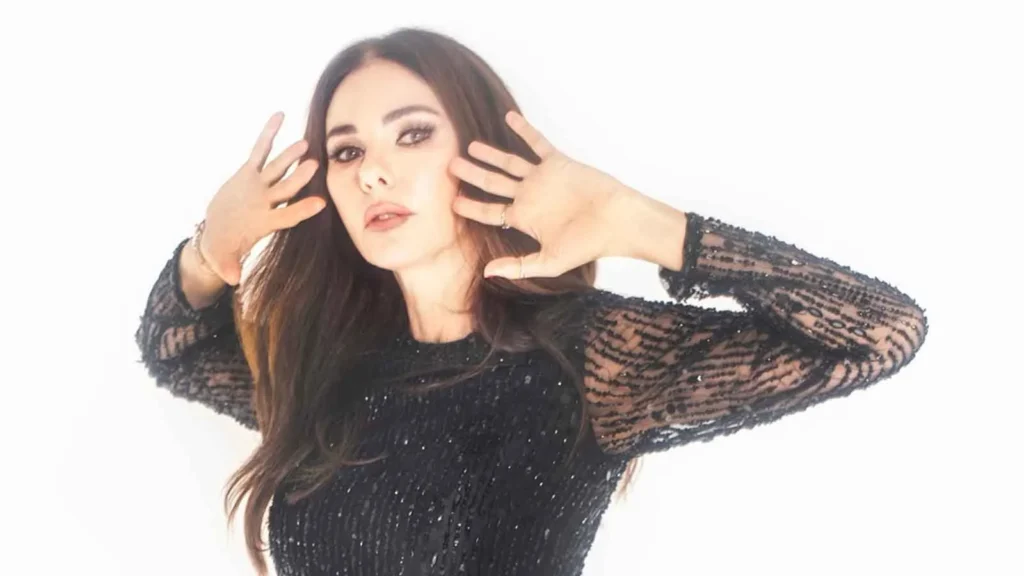 Gizemli Sevgili" Cevabı: "Belki Vardır, Belki Yoktur