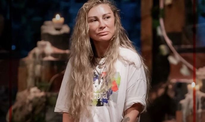 Elenen Selen Görgüzel Ülkeye Döndü, Evinin Yerlerini Öptü!