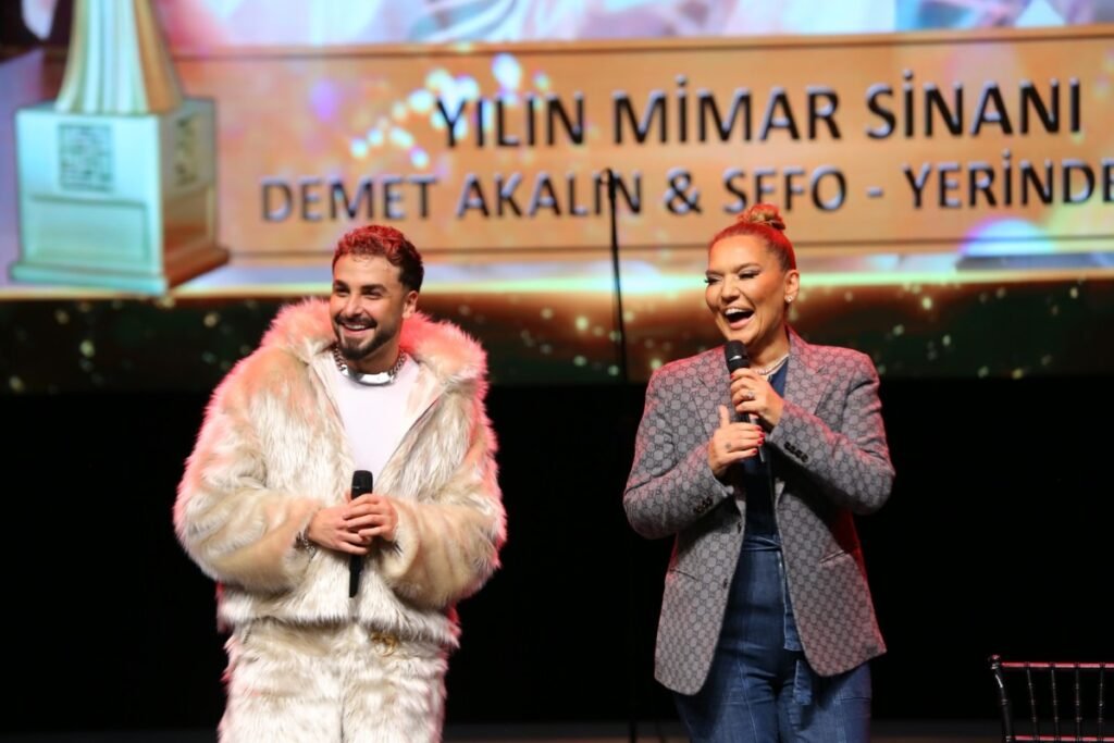 Sefo ve Demet Akalın’a 'Yerinde Dur' İçin Bir Gece İki Ödül