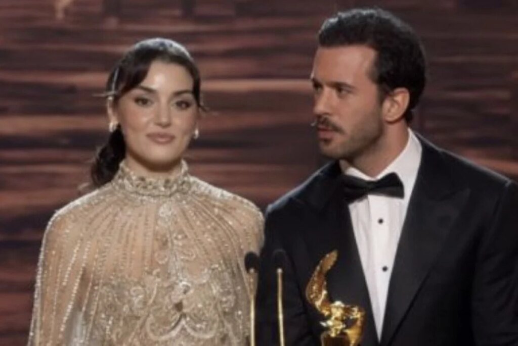 Hande Erçel Delivers an Arabic Surprise at the Joy Award Ceremony!