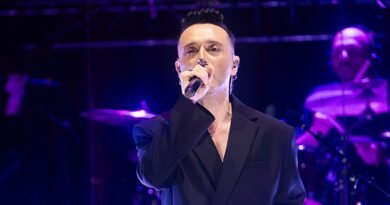 Mabel Matiz: 3,000-Person Choir Performance!