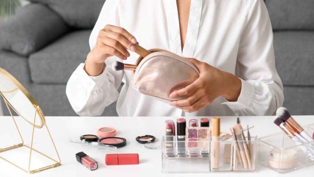 Makyaj Çantanızda Bulunması Gereken 10 Temel Ürün
Makyaj dünyası sonsuz bir çeşitlilik sunsa da, her an bakımlı ve taze görünmenin sırrı, karmaşık makyaj masalarında değil, doğru ürünlerle donatılmış kompakt bir çantada gizlidir. İster işte bir toplantı, ister arkadaşlarınızla düzenli bir buluşma olsun; bu 10 temel ürünle her duruma hazır olabilirsiniz!