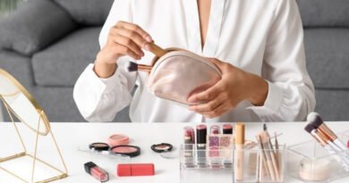 <p><strong>Makyaj Çantanızda Bulunması Gereken 10 Temel Ürün</strong></p>
<p>Makyaj dünyası sonsuz bir çeşitlilik sunsa da, her an bakımlı ve taze görünmenin sırrı, karmaşık makyaj masalarında değil, doğru ürünlerle donatılmış kompakt bir çantada gizlidir. İster işte bir toplantı, ister arkadaşlarınızla düzenli bir buluşma olsun; bu 10 temel ürünle her duruma hazır olabilirsiniz!</p>