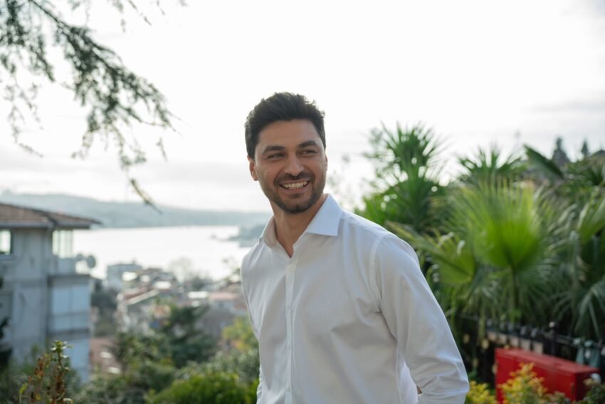 Kızılcık Şerbeti'nde Yeni Fatih Devri! Emre Dinler'in Sete İlk Girişi Olay Yaratıyor.