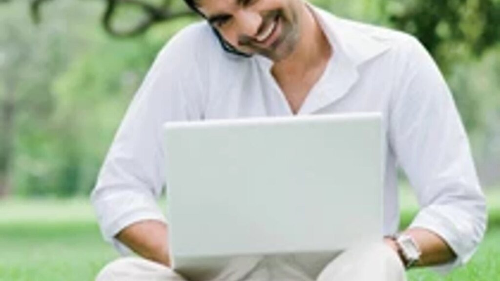 "Yalanlardan İnsana"  
Bazılarımız inanıyor, bazılarımız inanmıyor, bazılarımız için inanmak avantaj sağlıyor.