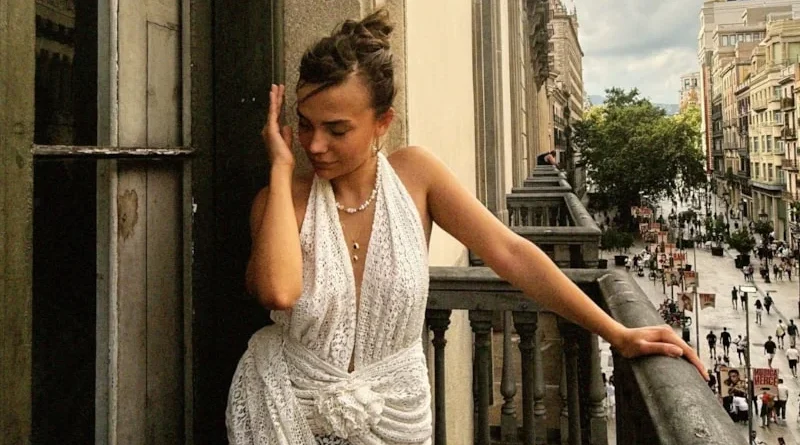 Başını Örtüp Poz Verdi! Ramazan Kuralı Sosyal Medyayı Salladı