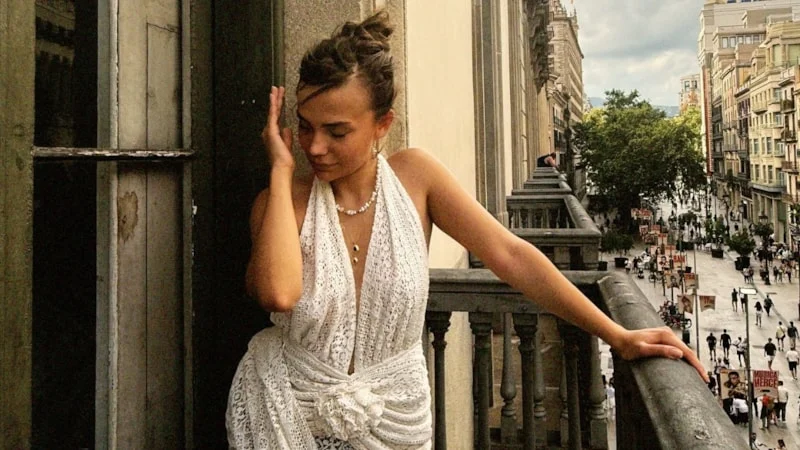 Başını Örtüp Poz Verdi! Ramazan Kuralı Sosyal Medyayı Salladı