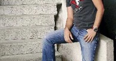 Othar Avarkan (24)  
Sinema İzlemekten En Büyük Keyfi Alıyorum.