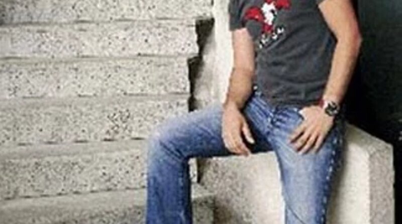 Othar Avarkan (24)  
Sinema İzlemekten En Büyük Keyfi Alıyorum.