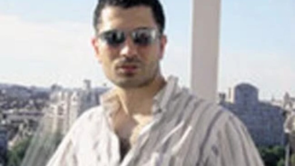 Aşk: 

Mustafa Özedremit (29), Banka Müfettişi  
"150 ve üzeri IQ'ya sahip her kadın beni cezbetmeye başlar."  
15 yıl önce