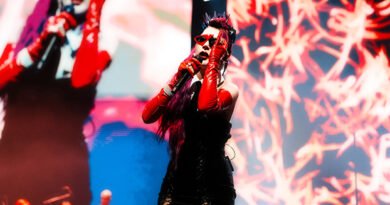 Hande Yener 11 Bin Kişiyi Sezen'e Taşıdı!