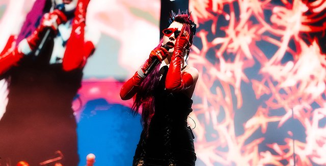 Hande Yener 11 Bin Kişiyi Sezen'e Taşıdı!