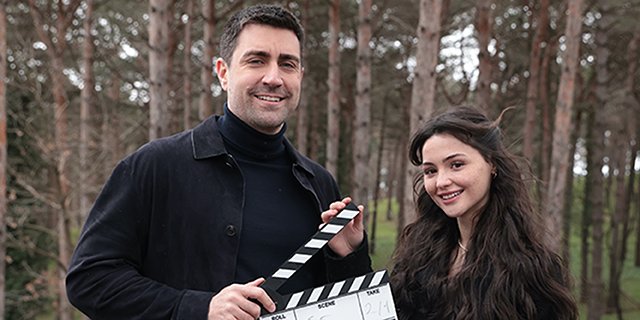 Çirkin... Çağlar Ertuğrul ve Derya Pınar Ak’tan Setin İlk Kareleri Geldi!