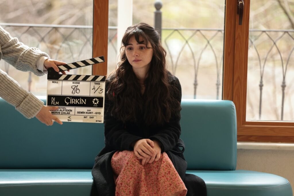 Çirkin Dizisiyle Ekranlara Dönmeye Hazırlanan Derya Pınar Ak’ın Şaşırtıcı Değişimi