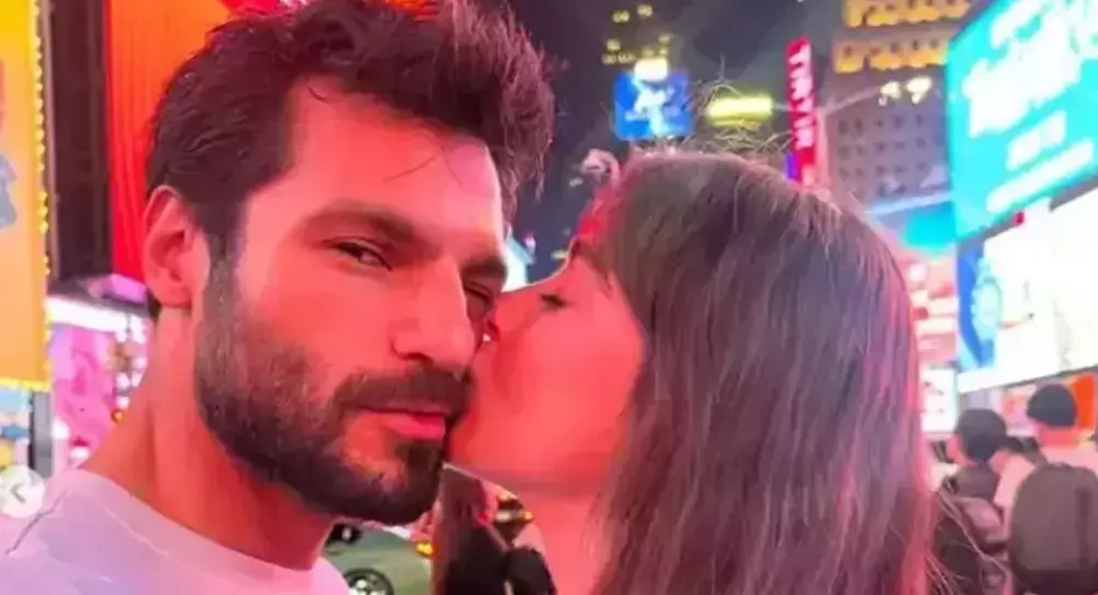 Özge Gürel ve Serkan Çayoğlu'ndan Aşkı Tazeleyen Kare: "Gerçek Bir Kiraz Mevsimi!"