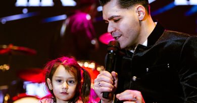 Emir Can İğrek... Minik Hayranıyla Şarkı Söyledi, Kalpleri Eritt!