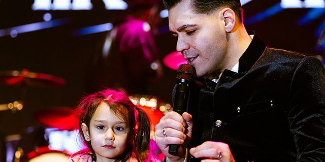 Emir Can İğrek... Minik Hayranıyla Şarkı Söyledi, Kalpleri Eritt!