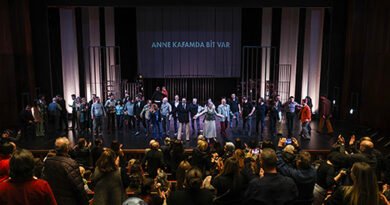 "ANNE KAFAMDA BİT VAR" PREMIER HELD WITH STANDING OVATION!