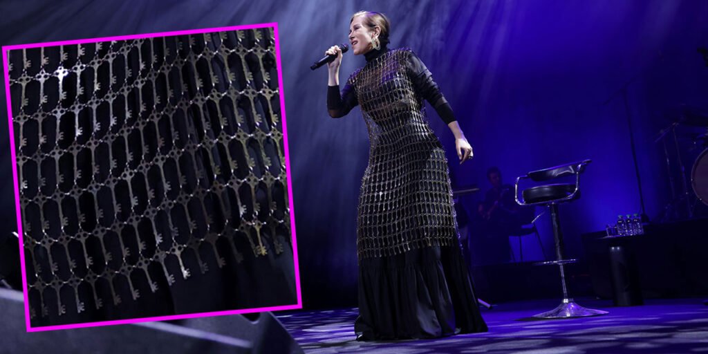 Zuhal Olcay, Yüzlerce Anahtarla Sahneye Çıktı!