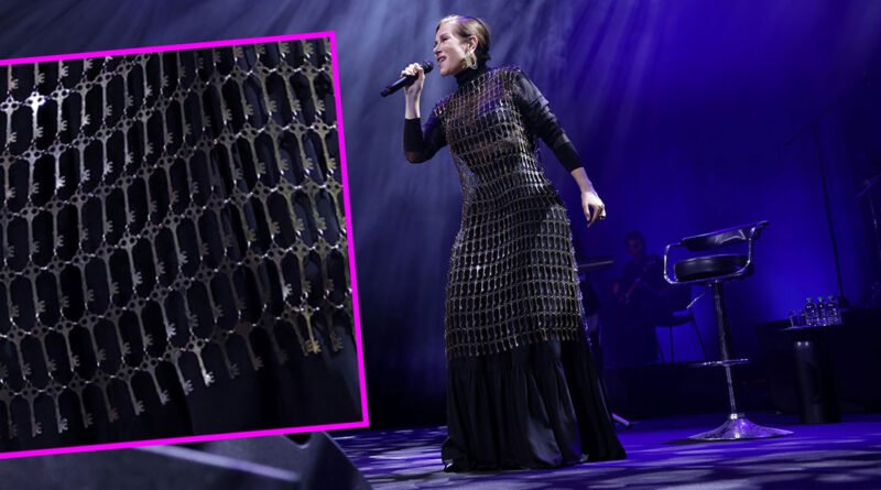 Zuhal Olcay, Yüzlerce Anahtarla Sahneye Çıktı!