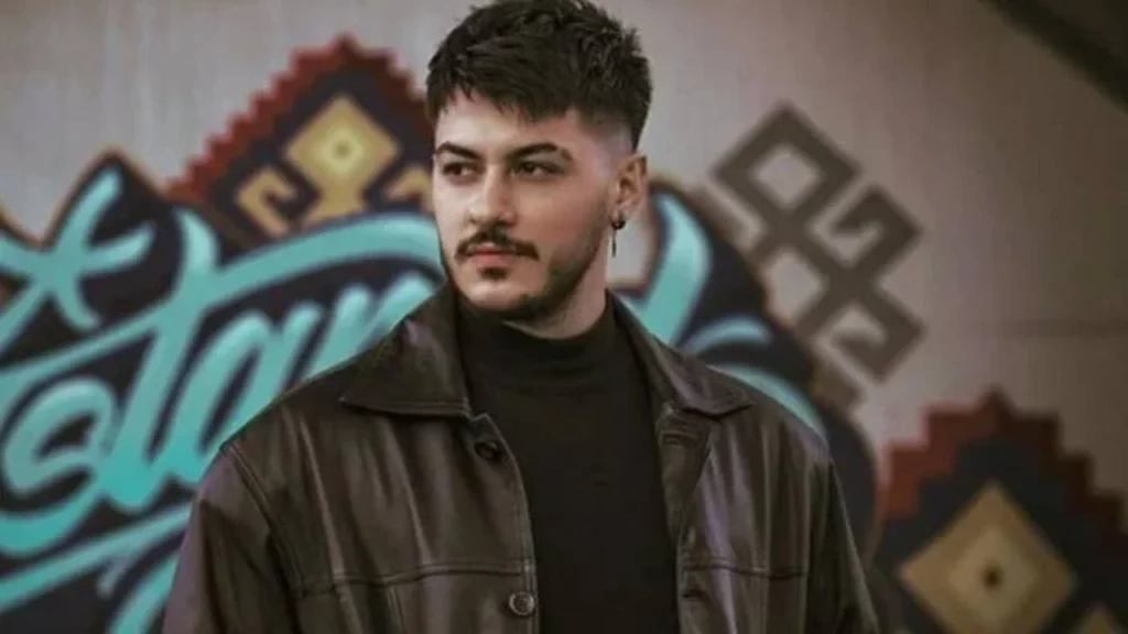 Korkutan Gelişme: Evinde Baygınlık Geçiren Şarkıcının Başına 7 Dikiş Atıldı!