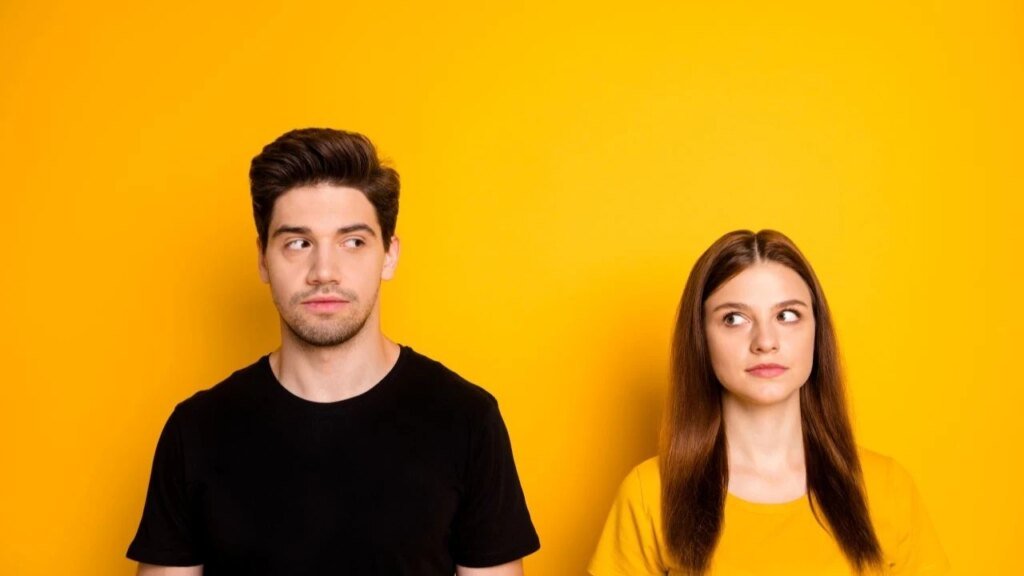 Utangaç mı, ilgisiz mi? Utangaç bir erkeği anlamanın 24 yolu