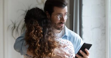 Başka Birine Mi Düşünüyor? Bu 5 Belirti Varsa Aklında Başkası Olabilir!