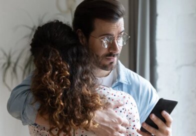 Başka Birine Mi Düşünüyor? Bu 5 Belirti Varsa Aklında Başkası Olabilir!