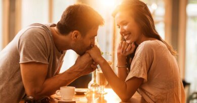 Bir Erkeğin Kadınla İlgilendiğinin İşaretleri: 3 Belirgin Davranış
Bir erkeğin sizden gerçekten hoşlanıp hoşlanmadığını merak ettiniz mi? Bir flört koçu, erkeğin bir kadınla ilgilenmesi durumunda sergileyeceği üç önemli davranışı paylaşıyor.