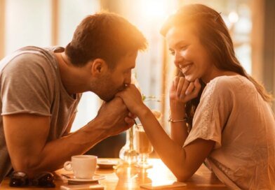 Bir Erkeğin Kadınla İlgilendiğinin İşaretleri: 3 Belirgin Davranış
Bir erkeğin sizden gerçekten hoşlanıp hoşlanmadığını merak ettiniz mi? Bir flört koçu, erkeğin bir kadınla ilgilenmesi durumunda sergileyeceği üç önemli davranışı paylaşıyor.