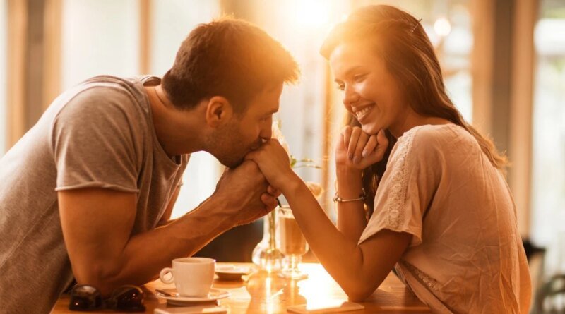 Bir Erkeğin Kadınla İlgilendiğinin İşaretleri: 3 Belirgin Davranış
Bir erkeğin sizden gerçekten hoşlanıp hoşlanmadığını merak ettiniz mi? Bir flört koçu, erkeğin bir kadınla ilgilenmesi durumunda sergileyeceği üç önemli davranışı paylaşıyor.