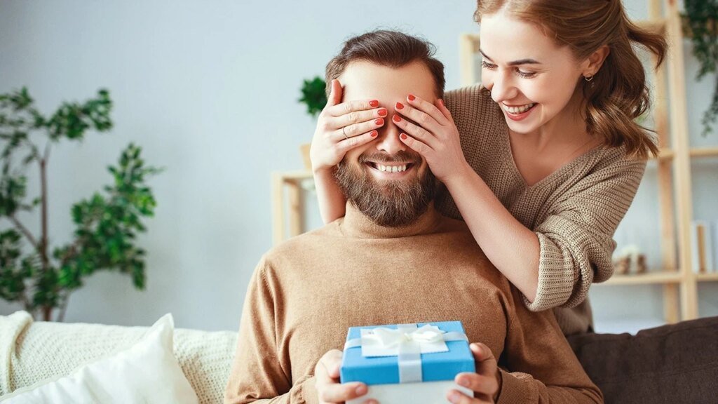 İlişkiler: "Prenses Erkek" Terimi Nedir?
Hepimiz ilişkilerde destek, anlayış ve ilgi bekliyoruz. Ancak bazen işler ters gidiyor ve kendimizi sürekli ilgi isteyen, alıngan ve sürekli övülmesi gereken bir partnerle buluyoruz. İşte bu noktada, son dönemlerin en çok tartışılan ama bir o kadar da can sıkıcı olan "Prenses Erkek" etiketi gündeme geliyor.