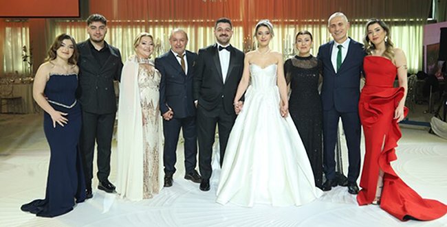 Masalsı Bir Düğünle Evlendiler!