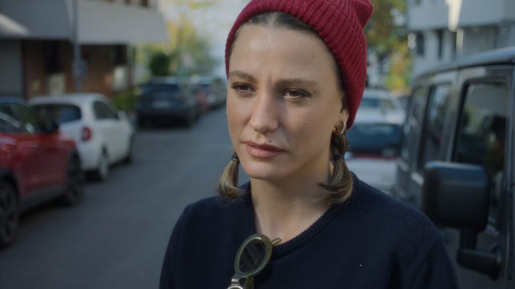 Merakla Bekleniyordu! Serenay Sarıkaya Dönüyor! İşte Tanıtım!