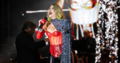 Hande Yener: Sezen Şarkılarıyla Nesilleri Buluşturuyor İzmir'de!