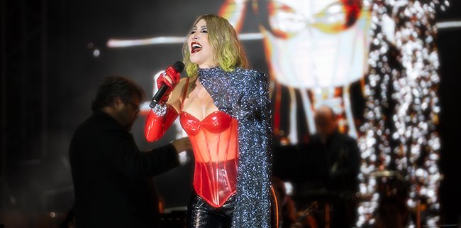 Hande Yener: Sezen Şarkılarıyla Nesilleri Buluşturuyor İzmir'de!