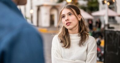Love Bombing'den Sıkıldık: Yeni Terimizi 'Chalance'  
Modern flört dünyası, sizi bir strateji uzmanına dönüştüren yorucu taktiklerle dolu. Ancak 2026'nın yükselen trendi, bu "oyun" dünyasını alt üst etmeye kararlı. İşte karşınızda, ilişkilerin yeni altın kuralı: Chalance!